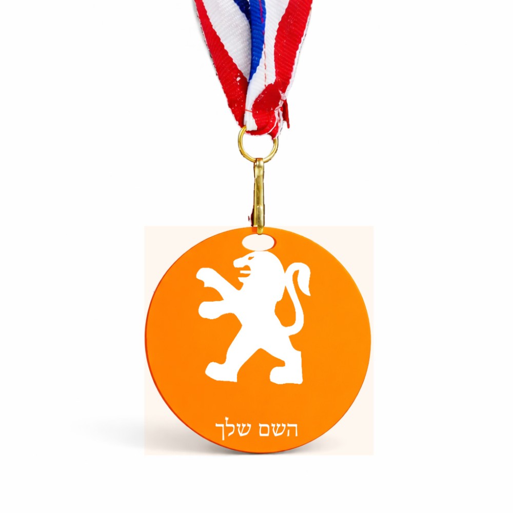 מדליה מעץ בעיצוב אישי עם השם שלך בעיצוב פיג'ו גודל 6.5 × 6.5 ס"מ