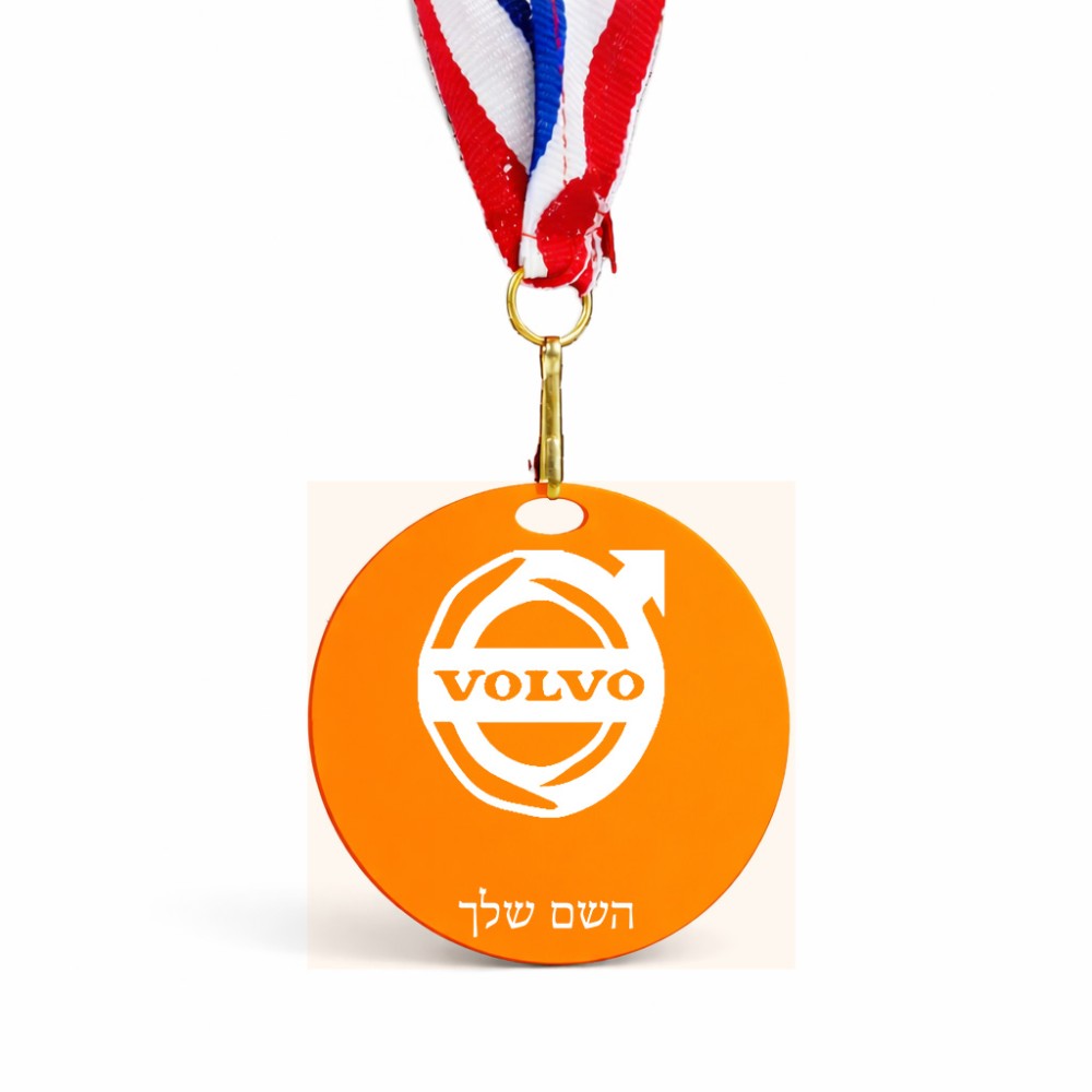 מדליה מעץ בעיצוב אישי עם השם שלך בעיצוב וולוו גודל 6.5 × 6.5 ס"מ