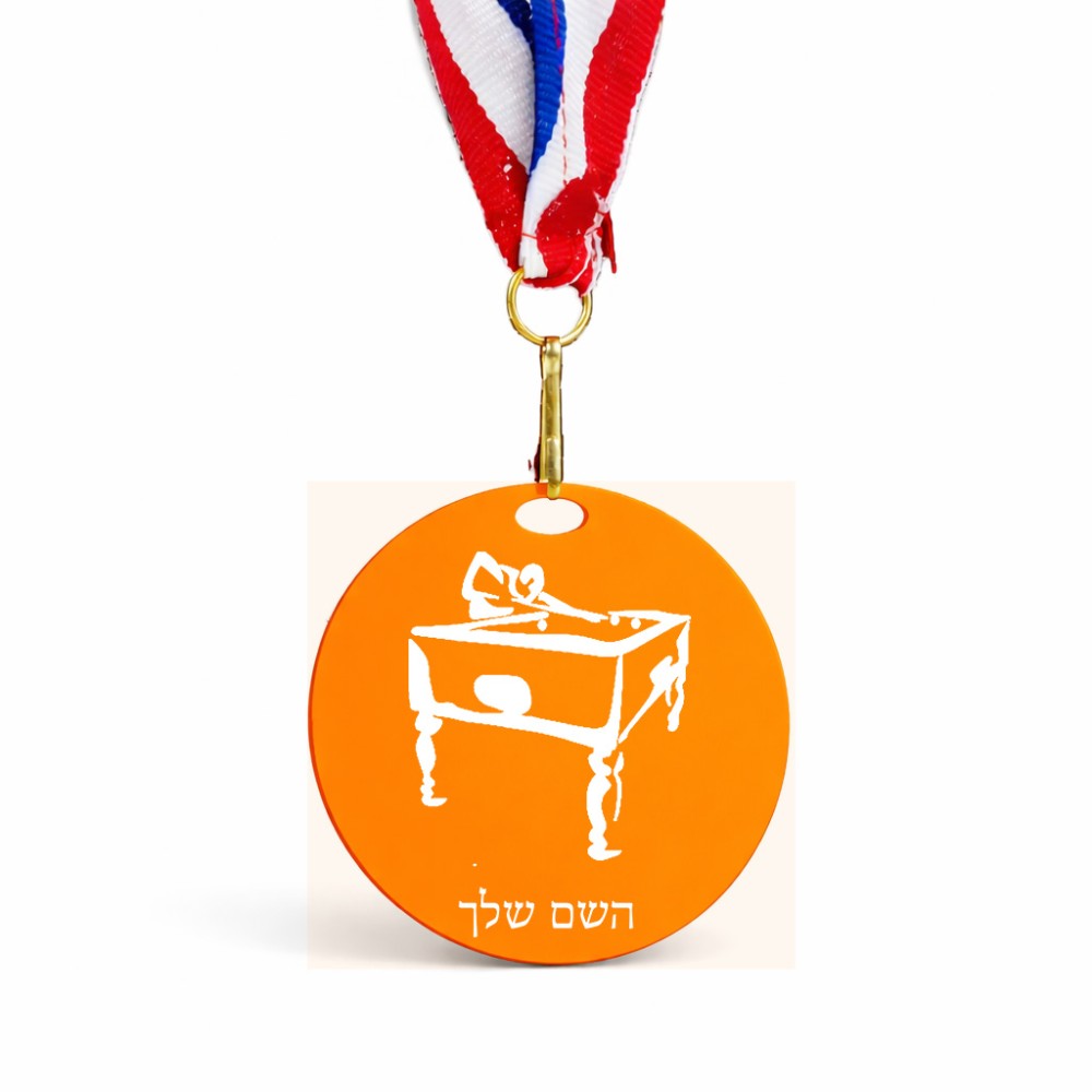 מדליה מעץ בעיצוב אישי עם השם שלך בעיצוב שחקן ביליארד גודל 6.5 × 6.5 ס"מ