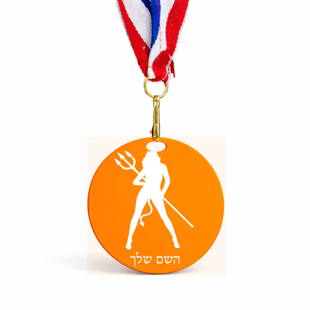 מדליה מעץ בעיצוב אישי עם השם שלך בעיצוב אישה שטן גודל 6.5 × 6.5 ס"מ
