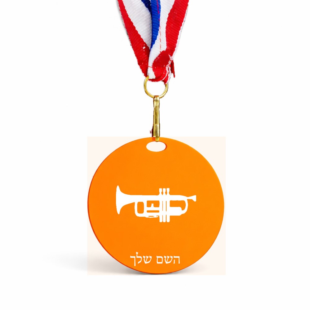 מדליה מעץ בעיצוב אישי עם השם שלך בעיצוב חצוצרה גודל 6.5 × 6.5 ס"מ