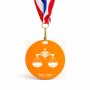 מדליה מעץ בעיצוב אישי עם השם שלך בעיצוב מזלות - מאזניים גודל 6.5 × 6.5 ס"מ