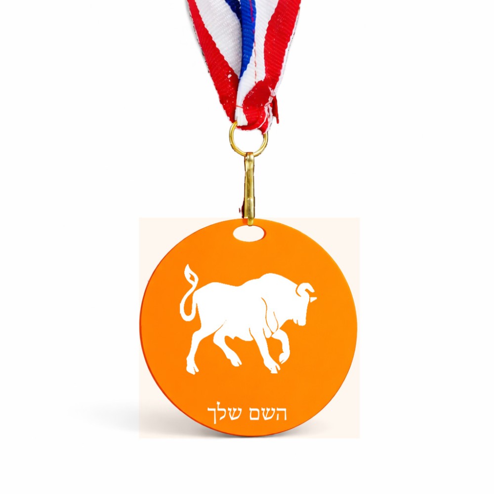מדליה מעץ בעיצוב אישי עם השם שלך בעיצוב מזלות - שור גודל 6.5 × 6.5 ס"מ