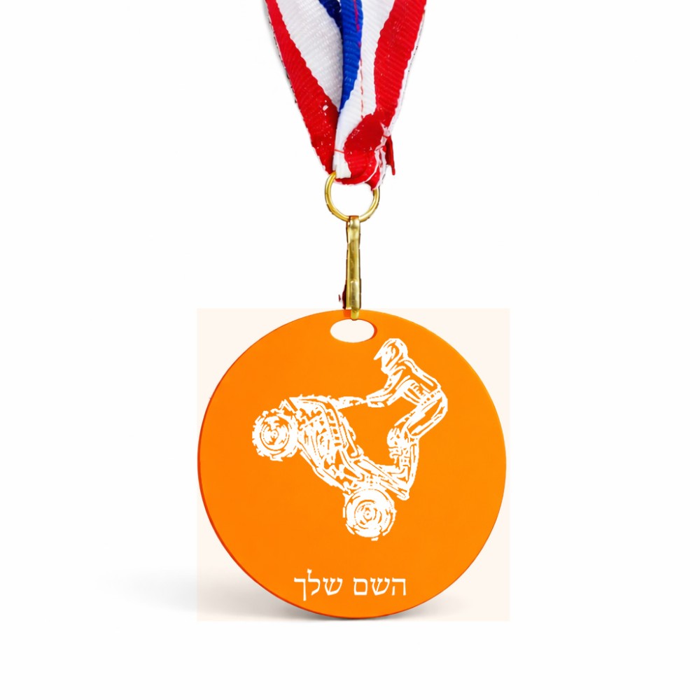 מדליה מעץ בעיצוב אישי עם השם שלך בעיצוב רוכב טרקטורונים גודל 6.5 × 6.5 ס"מ