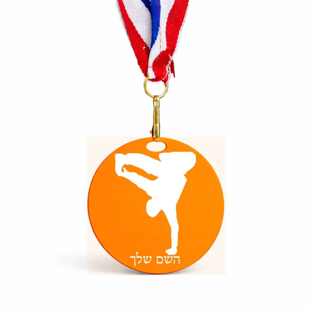 מדליה מעץ בעיצוב אישי עם השם שלך בעיצוב ברייקדאנס גודל 6.5 × 6.5 ס"מ