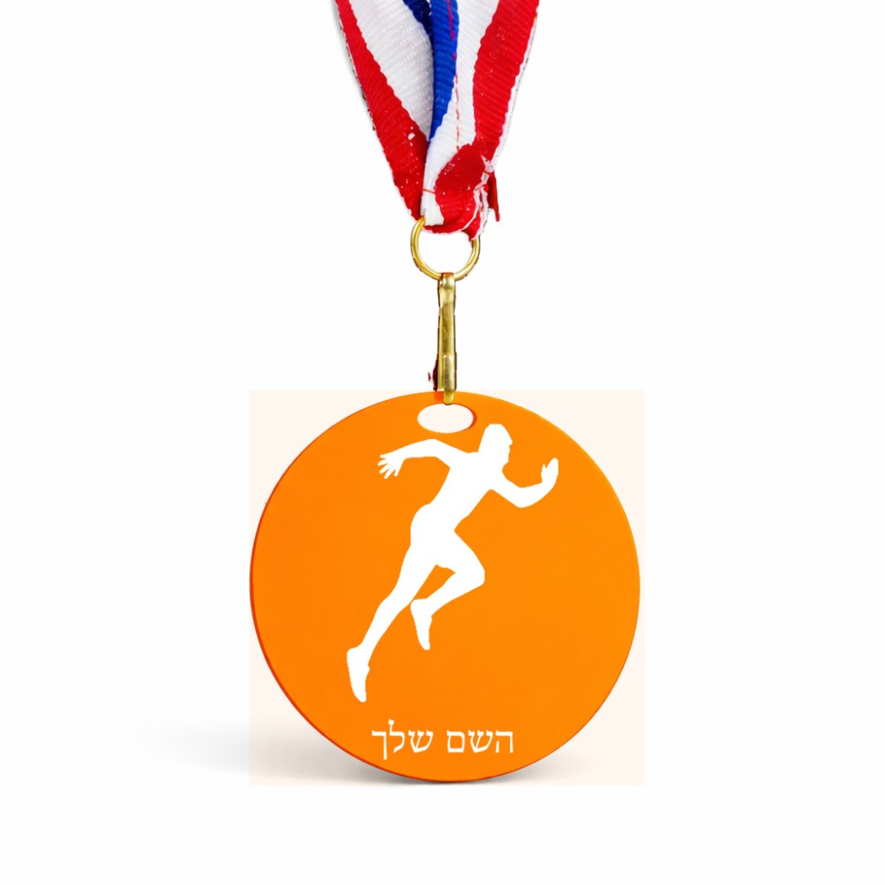 מדליה מעץ בעיצוב אישי עם השם שלך בעיצוב רץ גודל 6.5 × 6.5 ס"מ