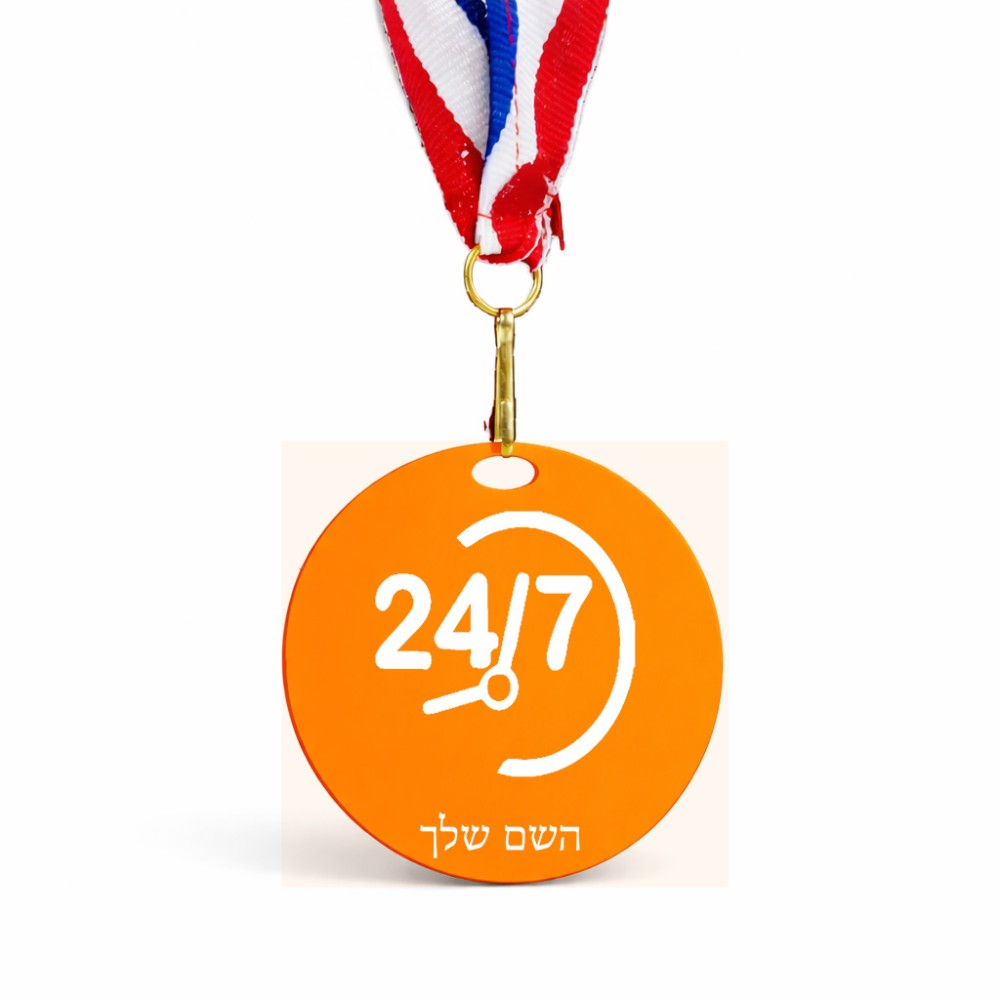 מדליה מעץ בעיצוב אישי עם השם שלך בעיצוב 24 ביולי גודל 6.5 × 6.5 ס"מ