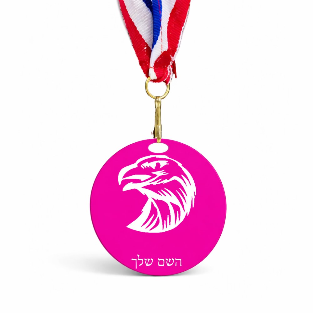 מדליה מעץ בעיצוב אישי עם השם שלך בעיצוב ראש נשר גודל 6.5 × 6.5 ס"מ