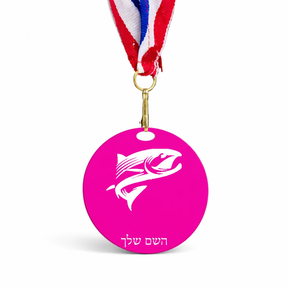מדליה מעץ בעיצוב אישי עם השם שלך בעיצוב לדוג גודל 6.5 × 6.5 ס"מ