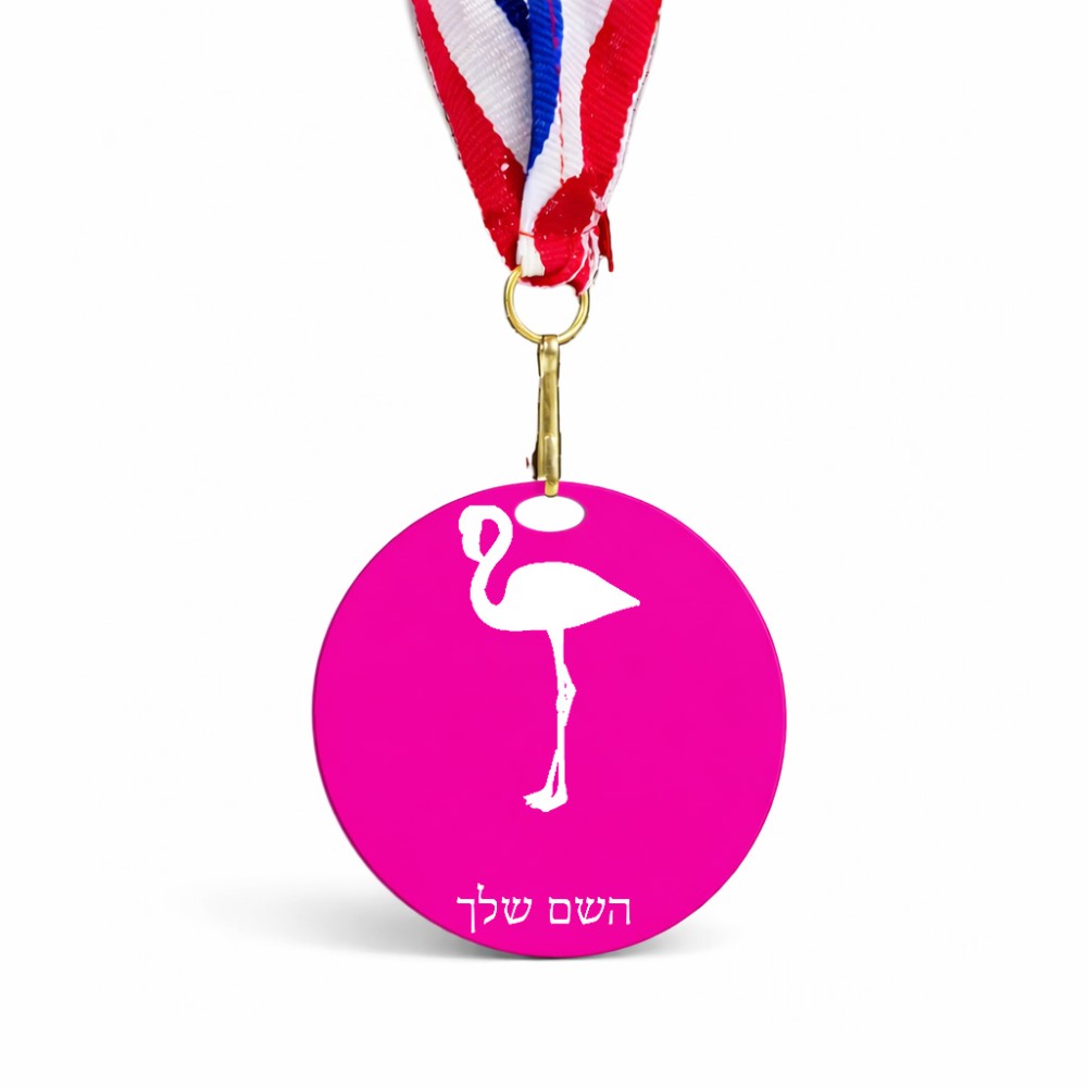 מדליה מעץ בעיצוב אישי עם השם שלך בעיצוב אנפה גודל 6.5 × 6.5 ס"מ