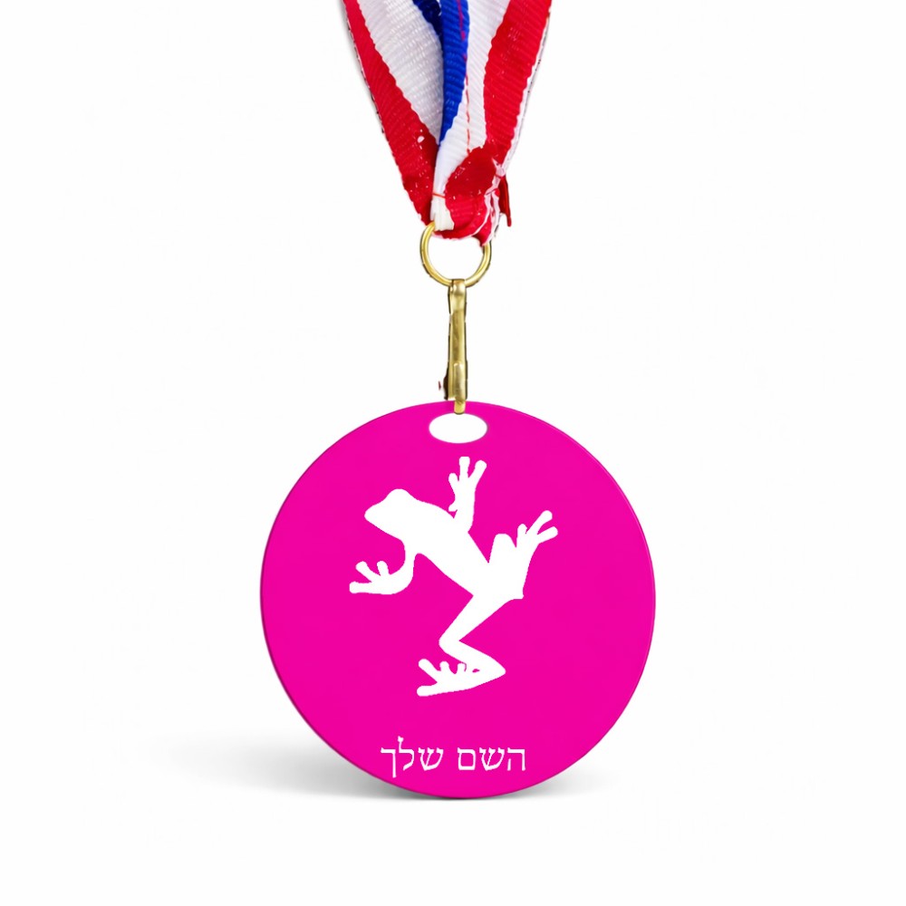 מדליה מעץ בעיצוב אישי עם השם שלך בעיצוב צפרדע טרופית גודל 6.5 × 6.5 ס"מ