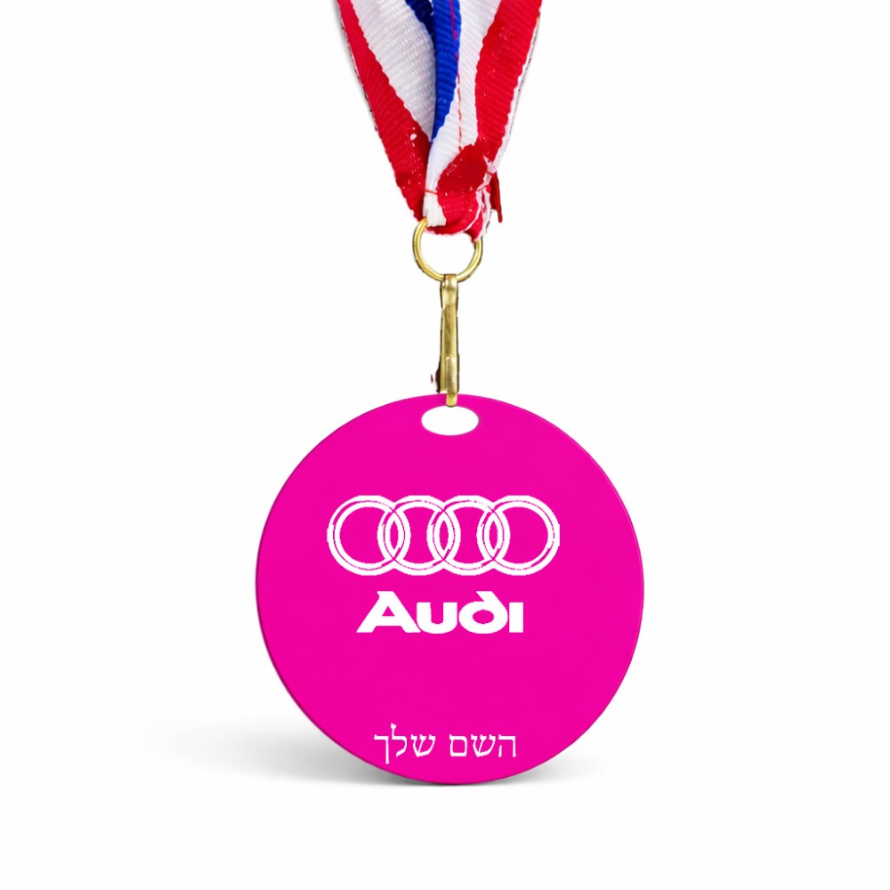 מדליה מעץ בעיצוב אישי עם השם שלך בעיצוב אאודי גודל 6.5 × 6.5 ס"מ
