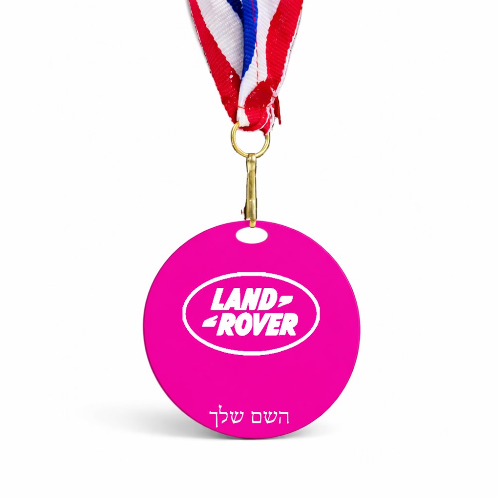 מדליה מעץ בעיצוב אישי עם השם שלך בעיצוב לנד רובר גודל 6.5 × 6.5 ס"מ