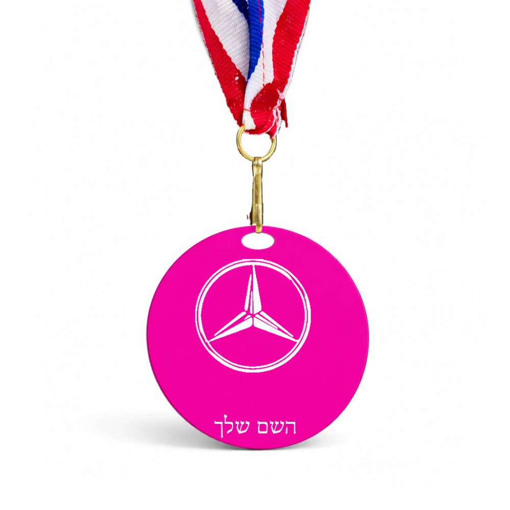מדליה מעץ בעיצוב אישי עם השם שלך בעיצוב מרצדס-בנץ גודל 6.5 × 6.5 ס"מ