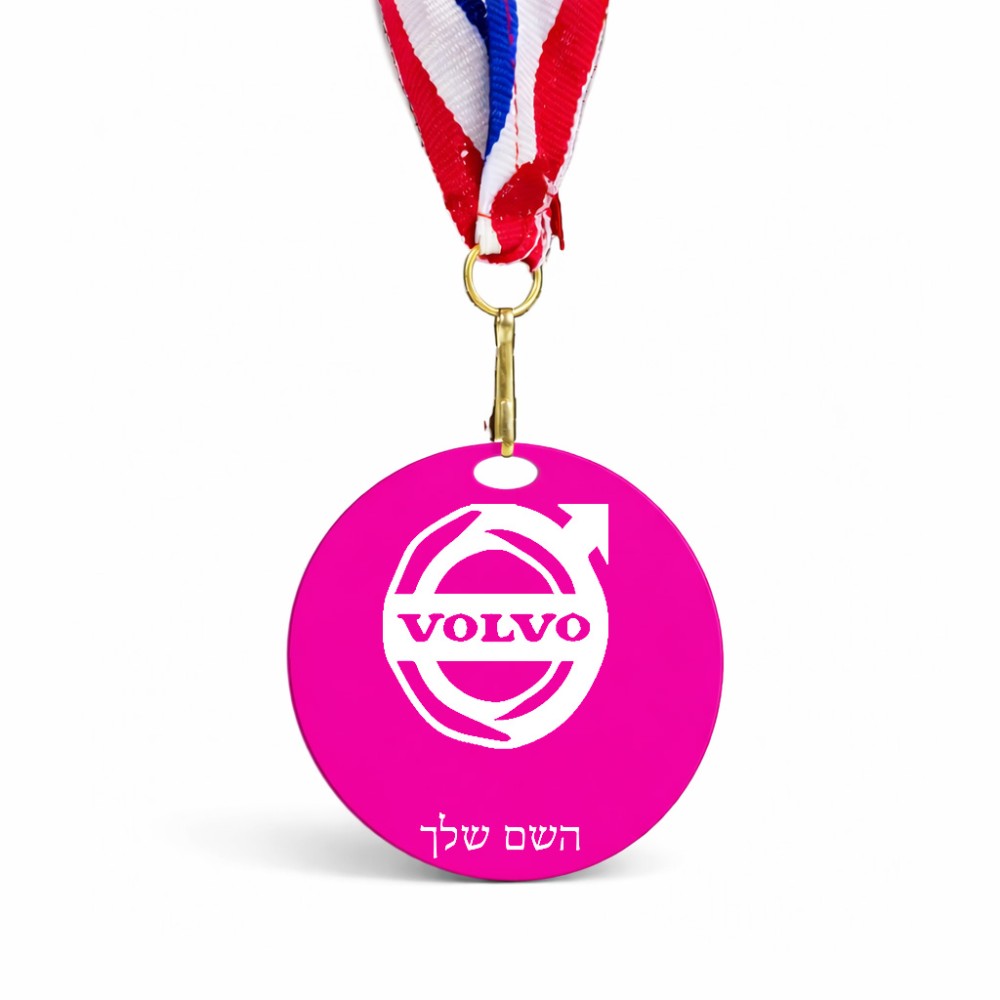 מדליה מעץ בעיצוב אישי עם השם שלך בעיצוב וולוו גודל 6.5 × 6.5 ס"מ