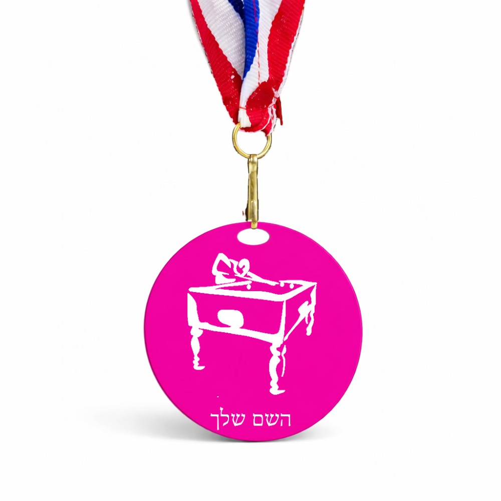 מדליה מעץ בעיצוב אישי עם השם שלך בעיצוב שחקן ביליארד גודל 6.5 × 6.5 ס"מ