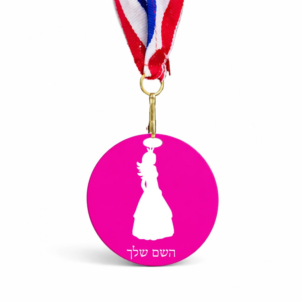 מדליה מעץ בעיצוב אישי עם השם שלך בעיצוב נסיכה גודל 6.5 × 6.5 ס"מ
