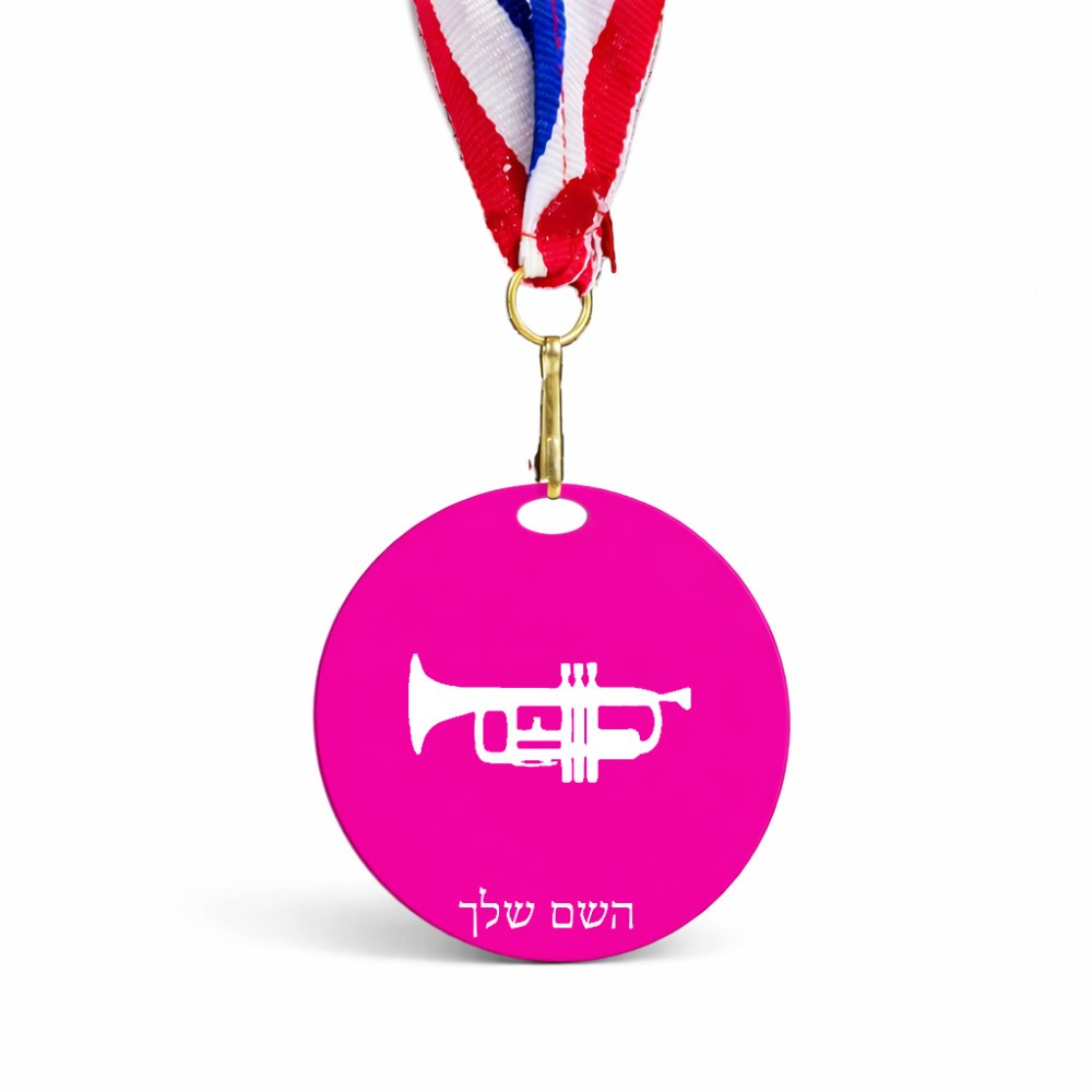 מדליה מעץ בעיצוב אישי עם השם שלך בעיצוב חצוצרה גודל 6.5 × 6.5 ס"מ