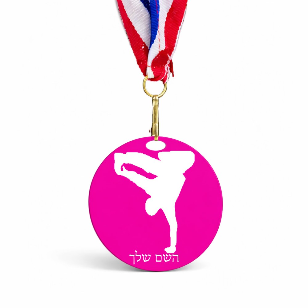 מדליה מעץ בעיצוב אישי עם השם שלך בעיצוב ברייקדאנס גודל 6.5 × 6.5 ס"מ