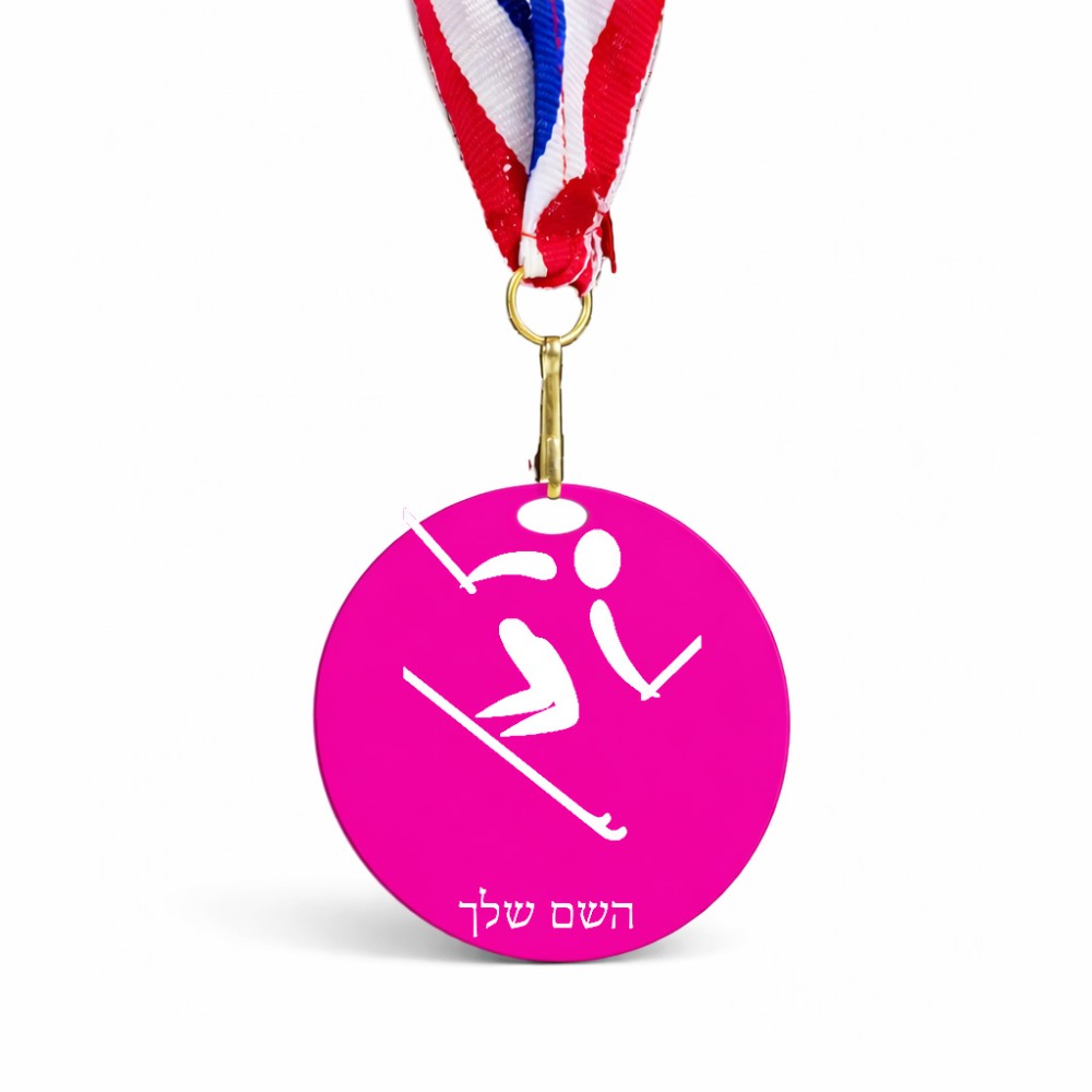 מדליה מעץ בעיצוב אישי עם השם שלך בעיצוב סקי אולימפי גודל 6.5 × 6.5 ס"מ