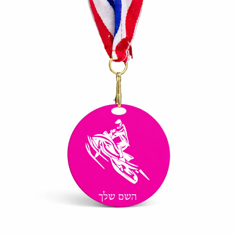 מדליה מעץ בעיצוב אישי עם השם שלך בעיצוב אופנוע שלג גודל 6.5 × 6.5 ס"מ