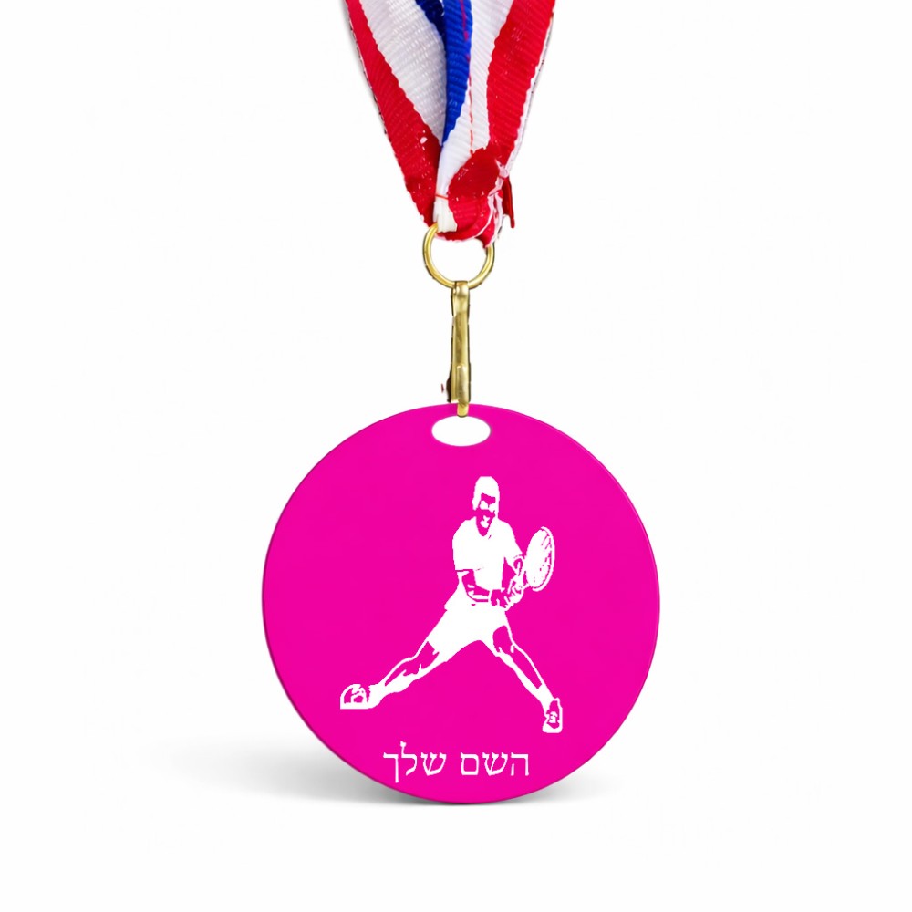 מדליה מעץ בעיצוב אישי עם השם שלך בעיצוב שחקן טניס גודל 6.5 × 6.5 ס"מ