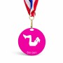 מדליה מעץ בעיצוב אישי עם השם שלך בעיצוב אישה מתאמנת גודל 6.5 × 6.5 ס"מ