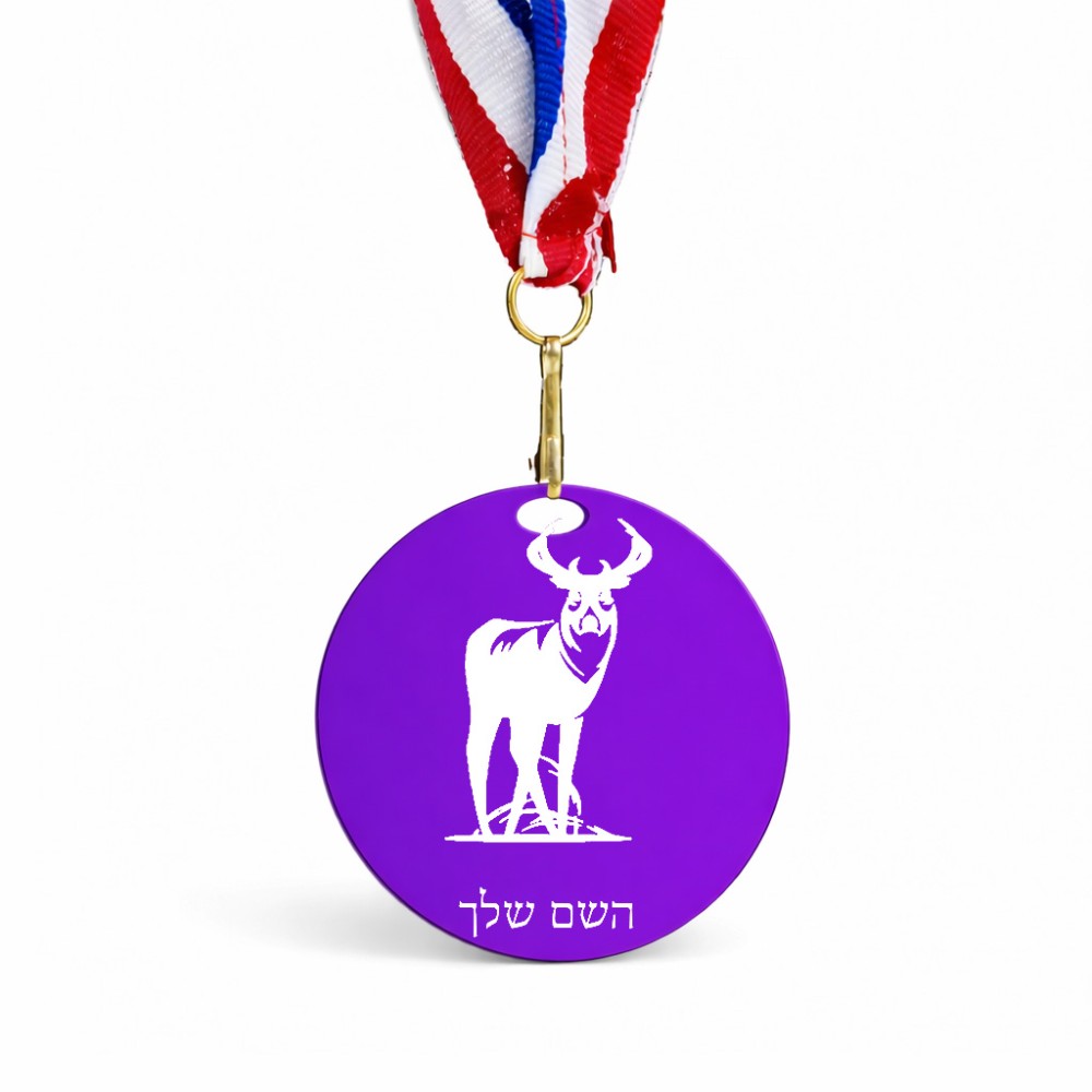 מדליה מעץ בעיצוב אישי עם השם שלך בעיצוב צבי גודל 6.5 × 6.5 ס"מ