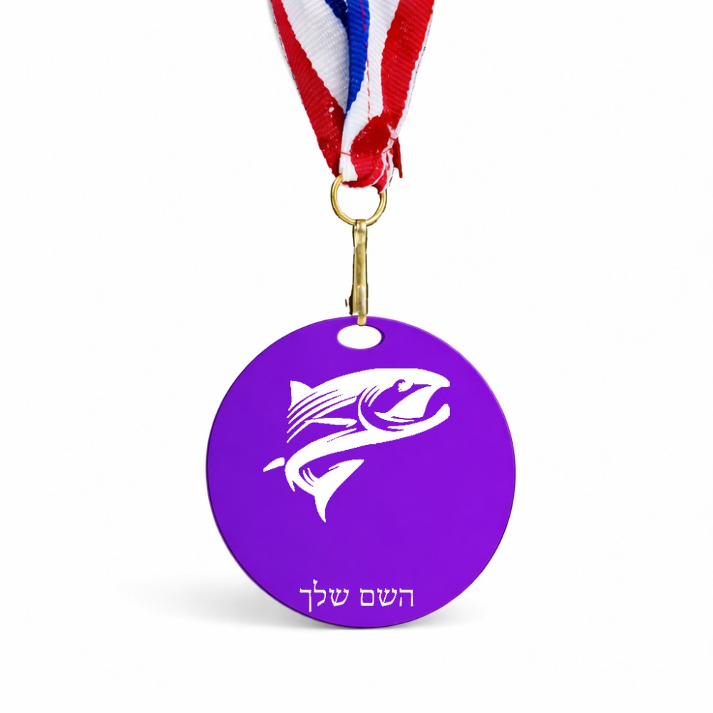 מדליה מעץ בעיצוב אישי עם השם שלך בעיצוב לדוג גודל 6.5 × 6.5 ס"מ