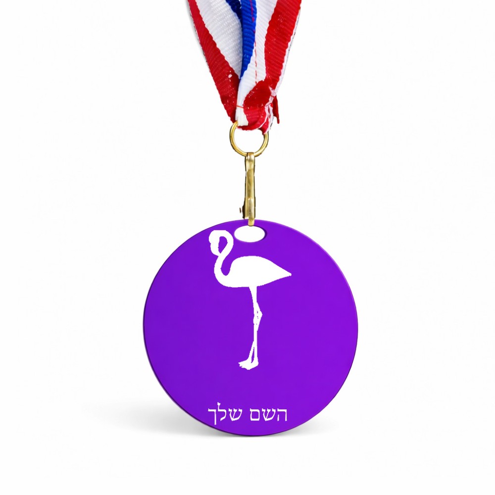 מדליה מעץ בעיצוב אישי עם השם שלך בעיצוב אנפה גודל 6.5 × 6.5 ס"מ