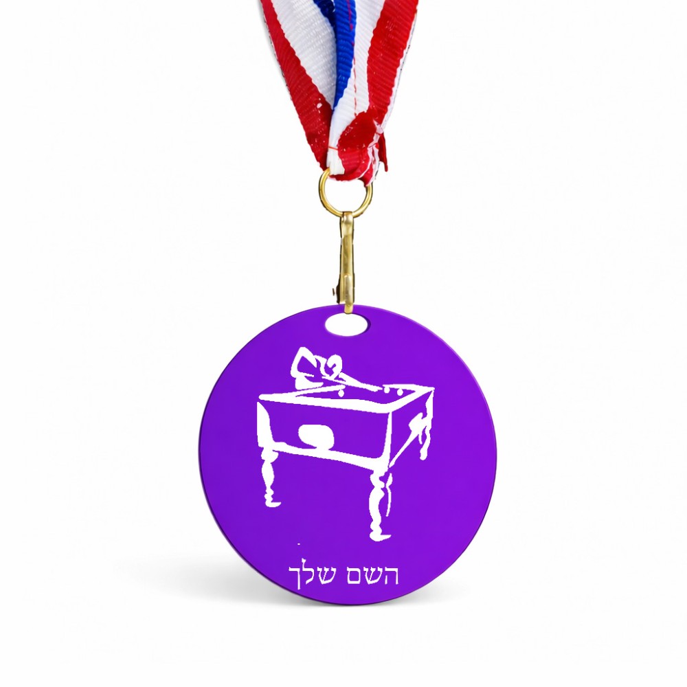 מדליה מעץ בעיצוב אישי עם השם שלך בעיצוב שחקן ביליארד גודל 6.5 × 6.5 ס"מ