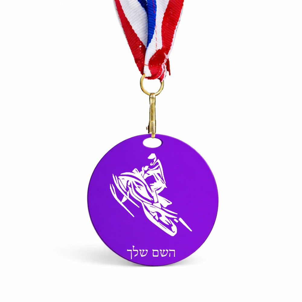 מדליה מעץ בעיצוב אישי עם השם שלך בעיצוב אופנוע שלג גודל 6.5 × 6.5 ס"מ