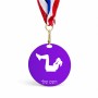 מדליה מעץ בעיצוב אישי עם השם שלך בעיצוב אישה מתאמנת גודל 6.5 × 6.5 ס"מ