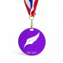 מדליה מעץ בעיצוב אישי עם השם שלך בעיצוב נוצת נוצה גודל 6.5 × 6.5 ס"מ