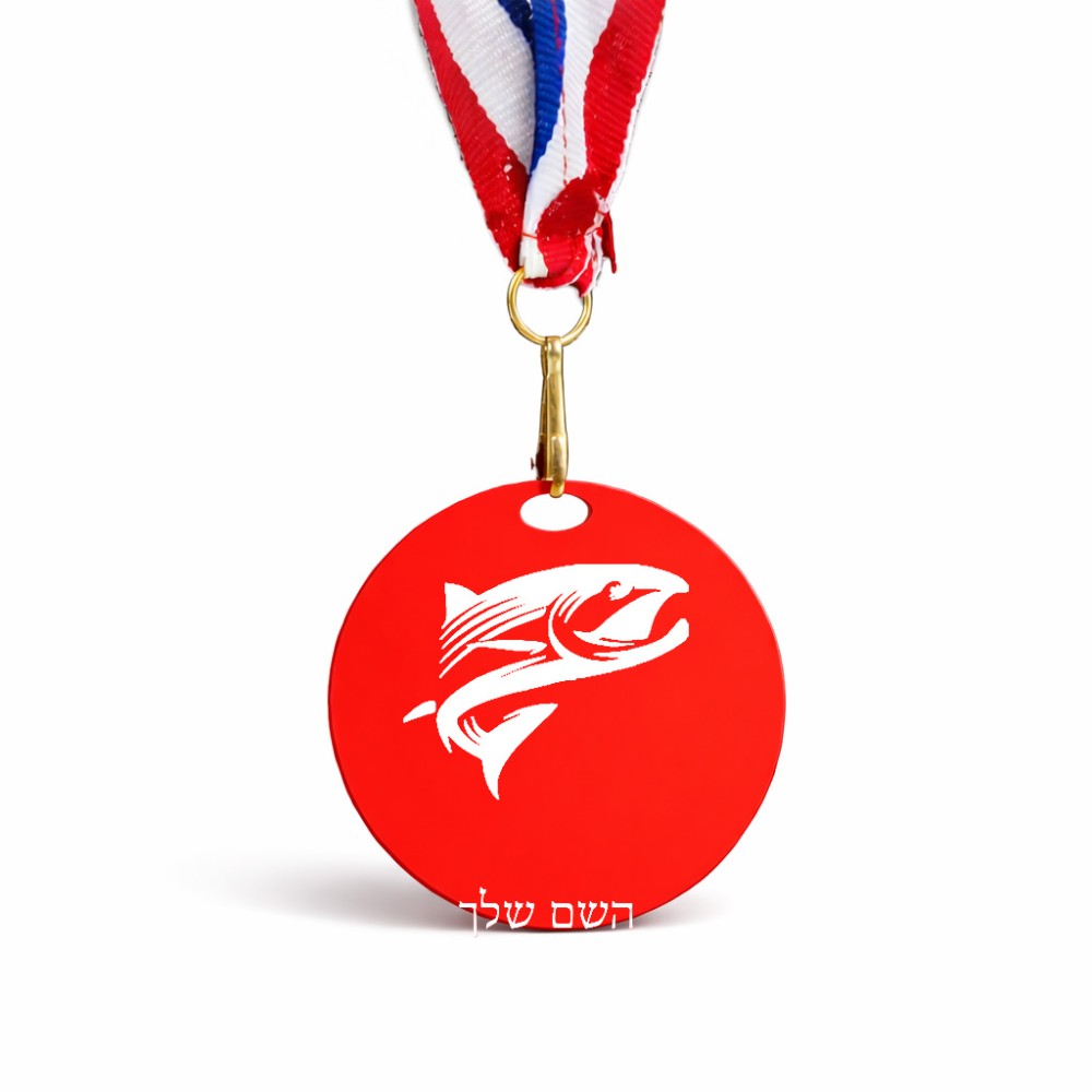 מדליה מעץ בעיצוב אישי עם השם שלך בעיצוב לדוג גודל 6.5 × 6.5 ס"מ