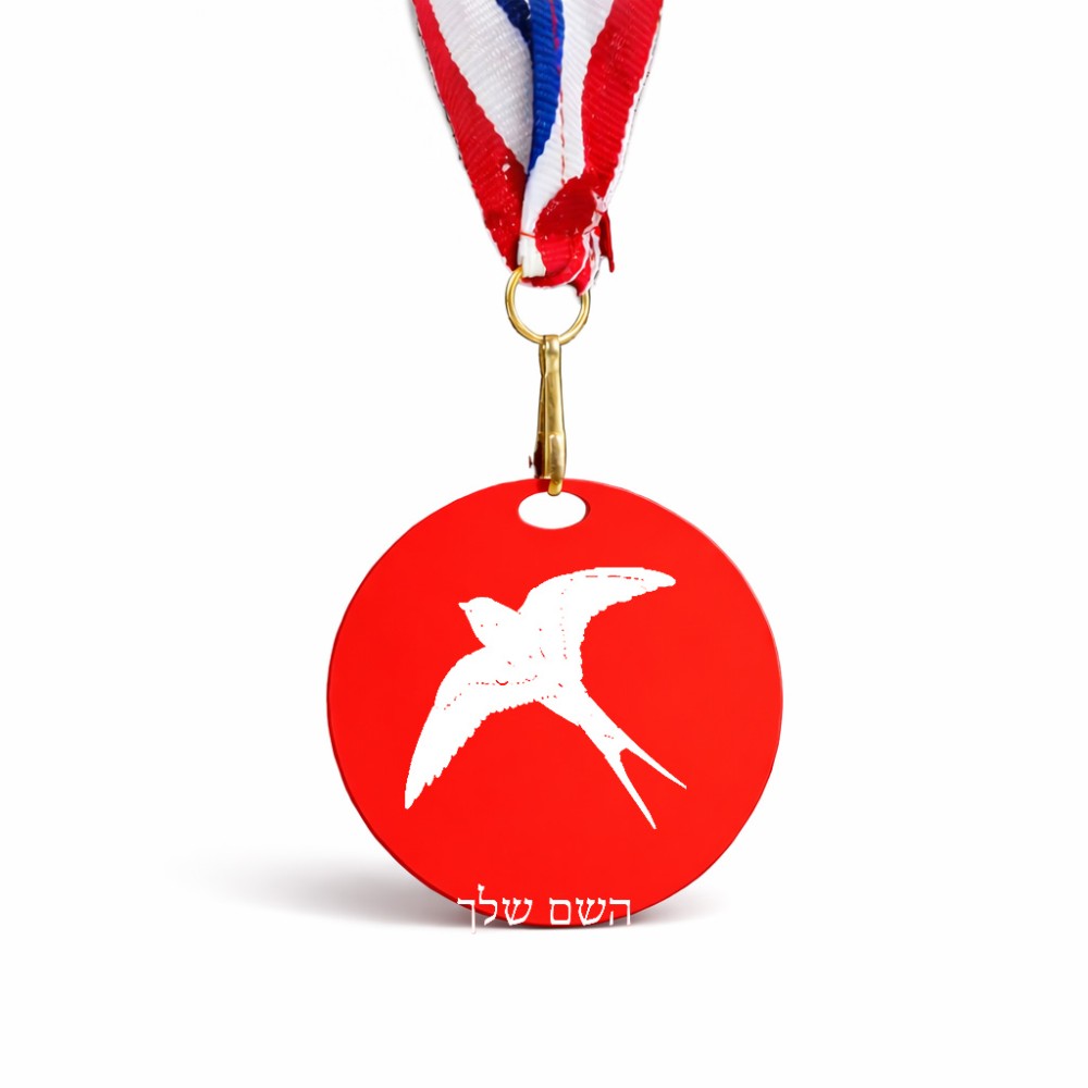 מדליה מעץ בעיצוב אישי עם השם שלך בעיצוב לבלוע גודל 6.5 × 6.5 ס"מ