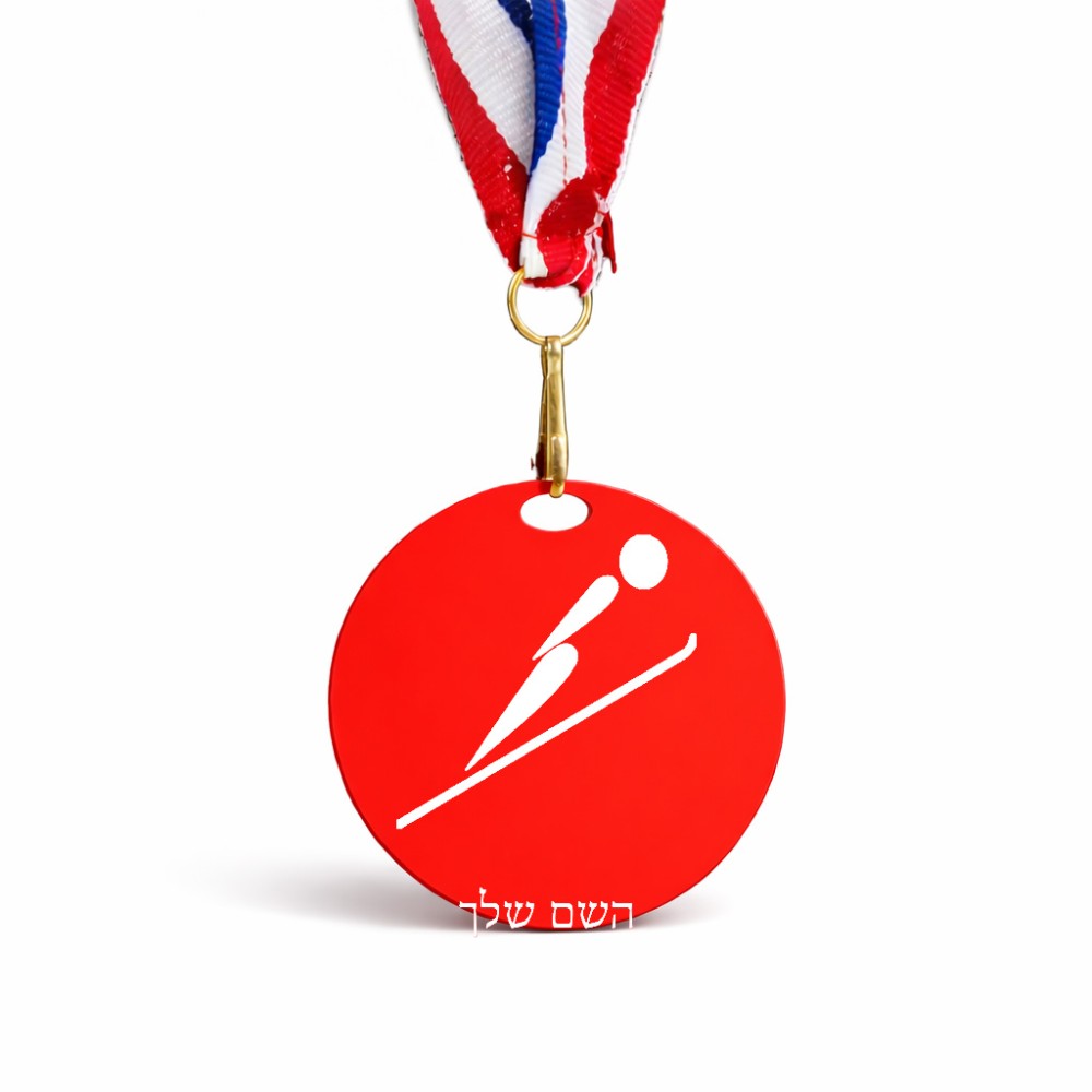 מדליה מעץ בעיצוב אישי עם השם שלך בעיצוב קפיצת סקי אולימפית גודל 6.5 × 6.5 ס"מ