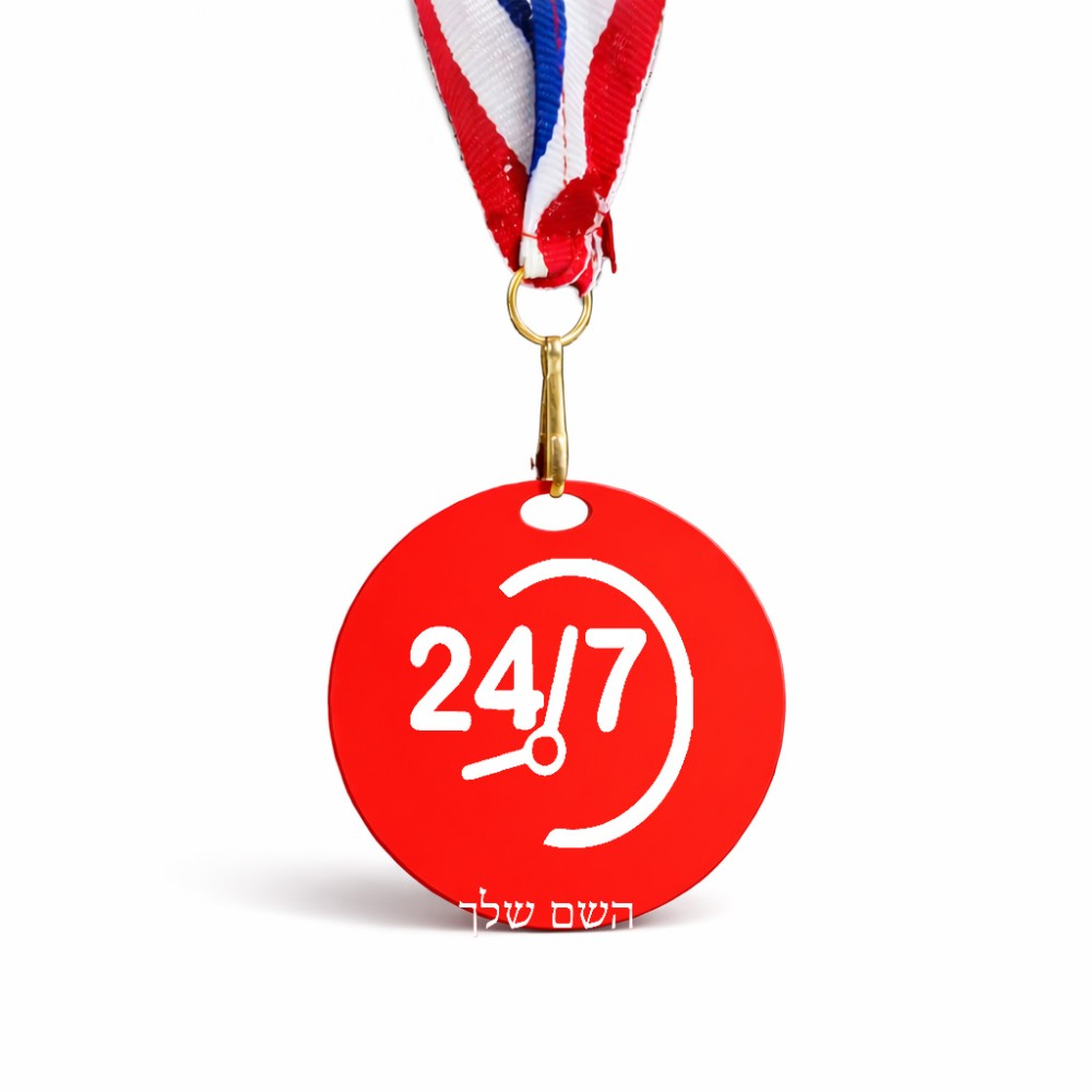 מדליה מעץ בעיצוב אישי עם השם שלך בעיצוב 24 ביולי גודל 6.5 × 6.5 ס"מ