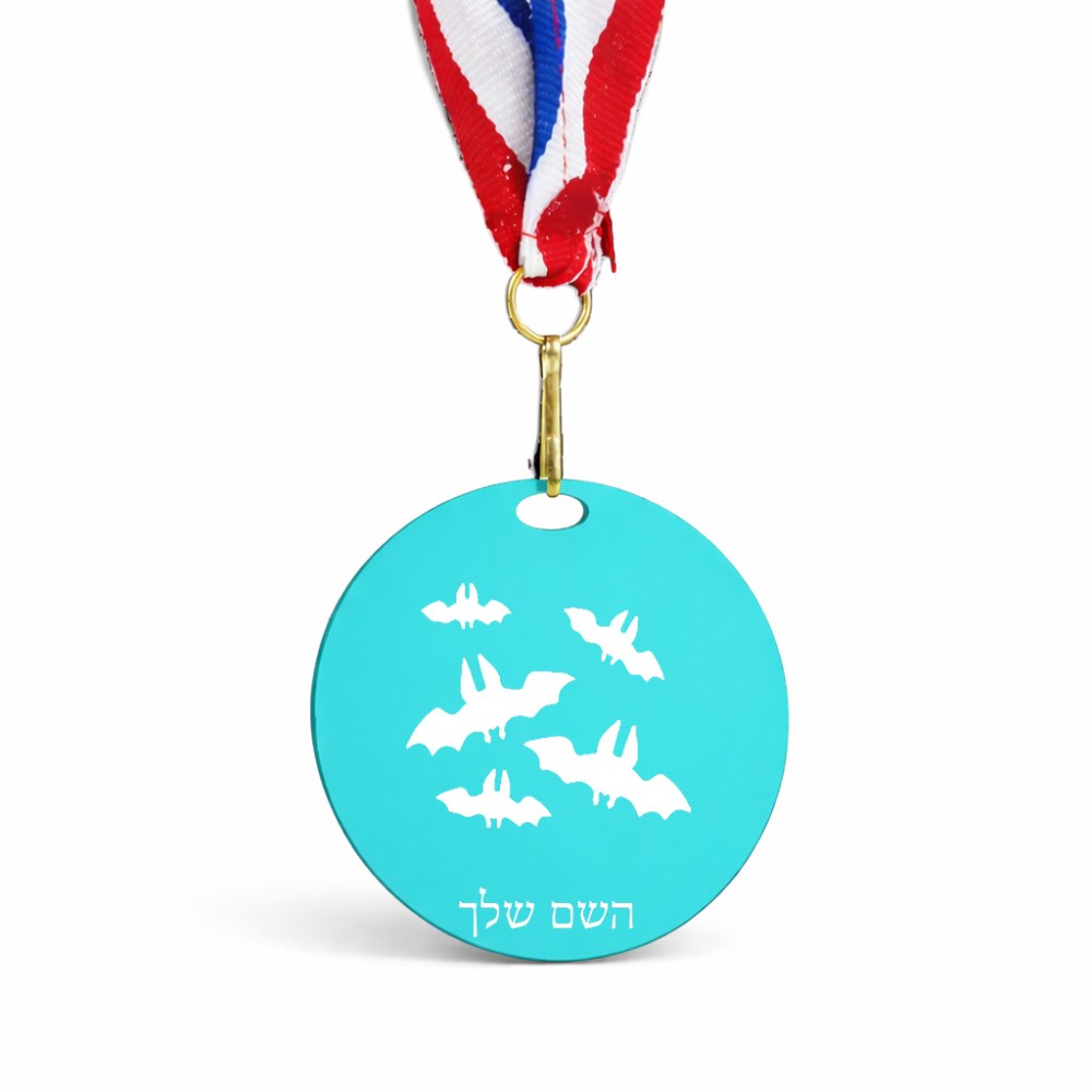 מדליה מעץ בעיצוב אישי עם השם שלך בעיצוב עטלפים גודל 6.5 × 6.5 ס"מ