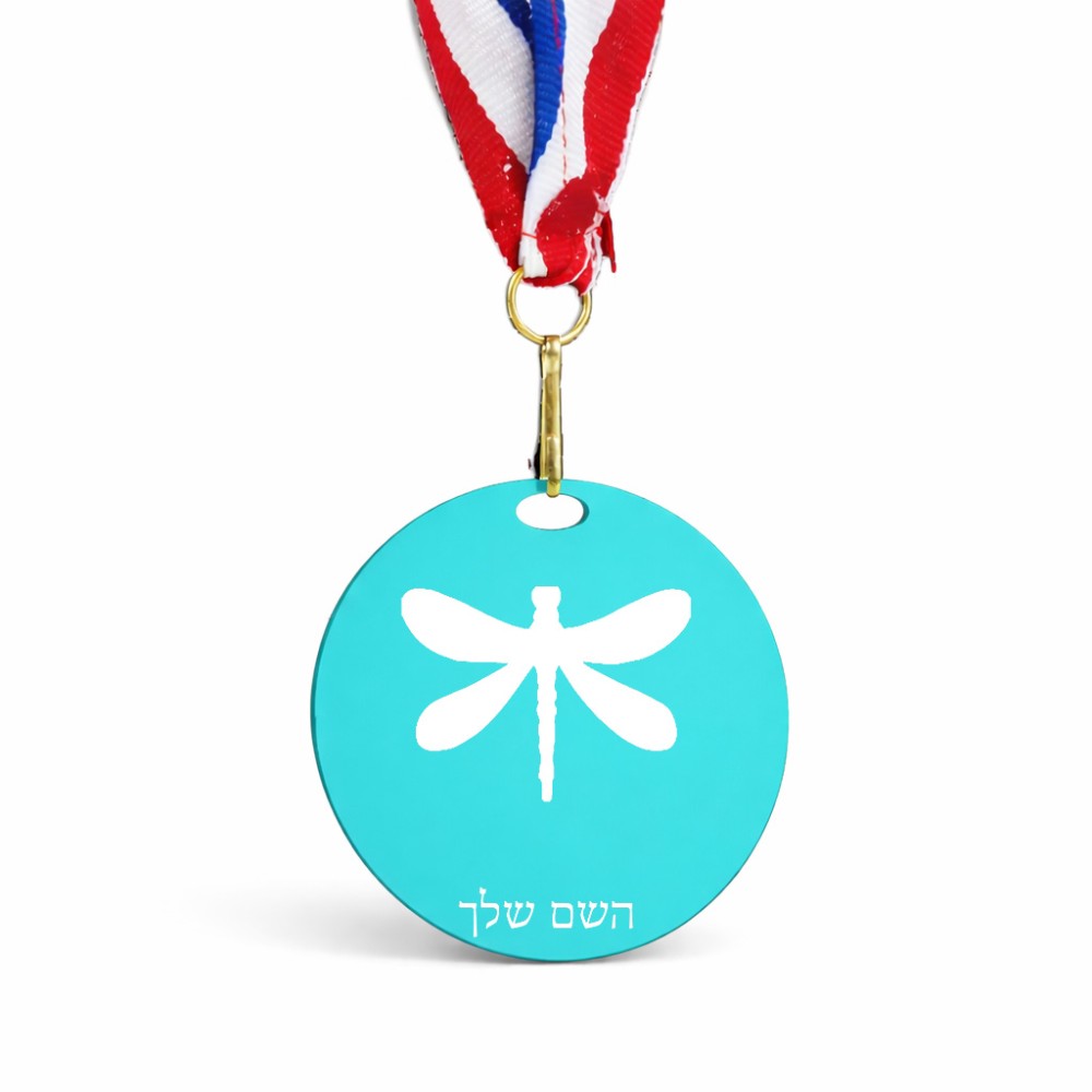 מדליה מעץ בעיצוב אישי עם השם שלך בעיצוב שפירית גודל 6.5 × 6.5 ס"מ