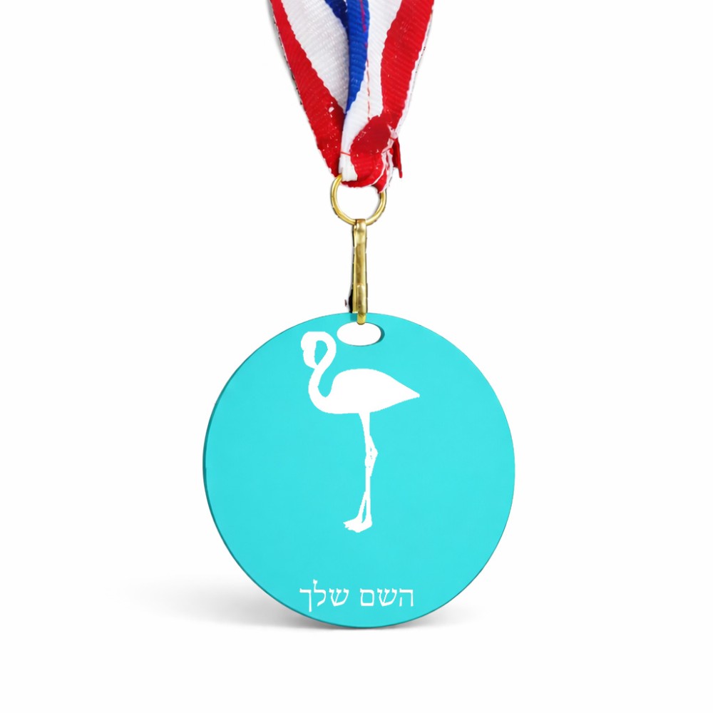 מדליה מעץ בעיצוב אישי עם השם שלך בעיצוב אנפה גודל 6.5 × 6.5 ס"מ