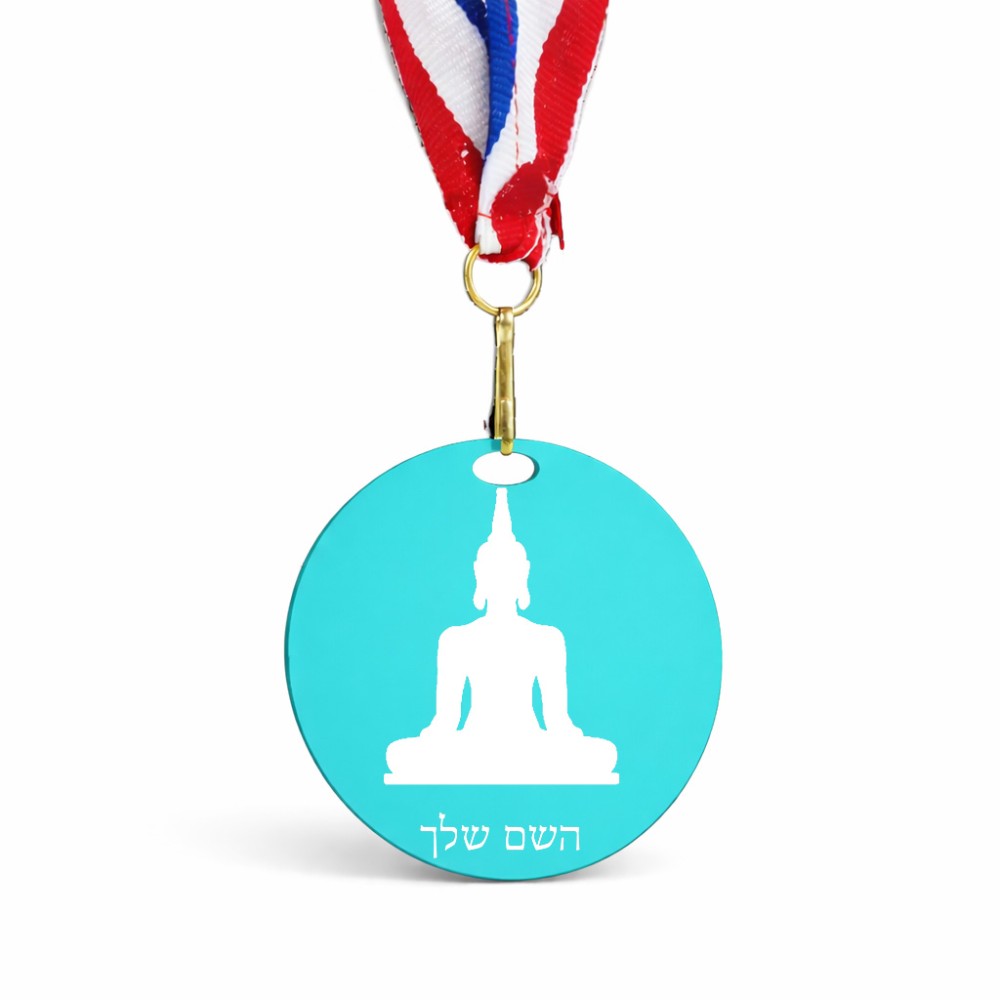מדליה מעץ בעיצוב אישי עם השם שלך בעיצוב בודה גודל 6.5 × 6.5 ס"מ