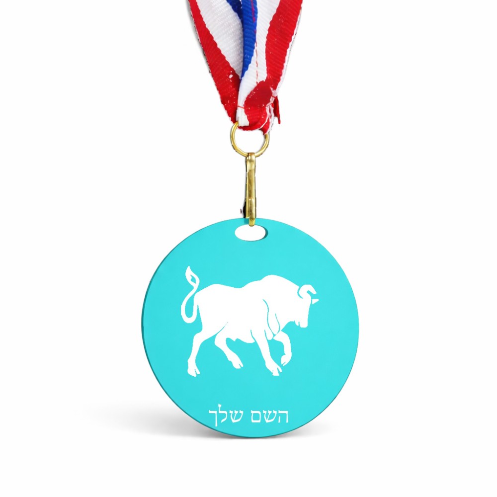 מדליה מעץ בעיצוב אישי עם השם שלך בעיצוב מזלות - שור גודל 6.5 × 6.5 ס"מ