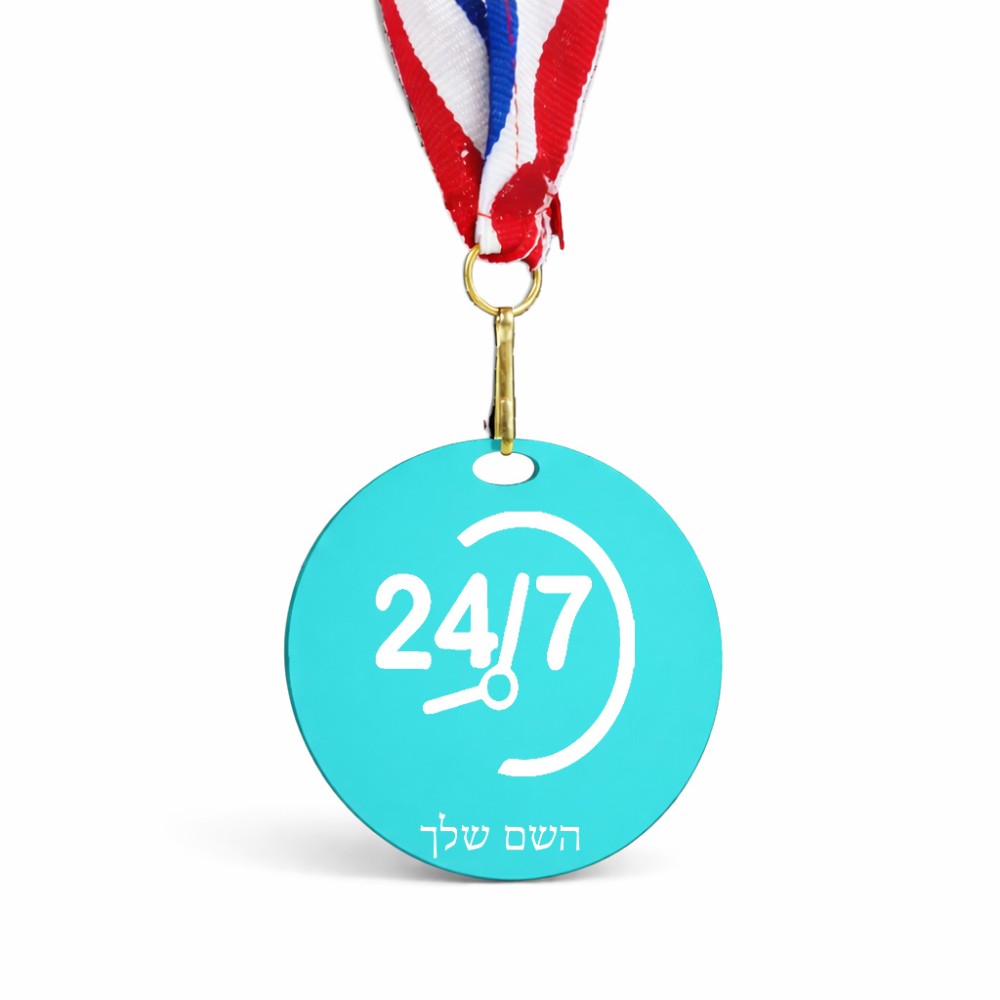 מדליה מעץ בעיצוב אישי עם השם שלך בעיצוב 24 ביולי גודל 6.5 × 6.5 ס"מ