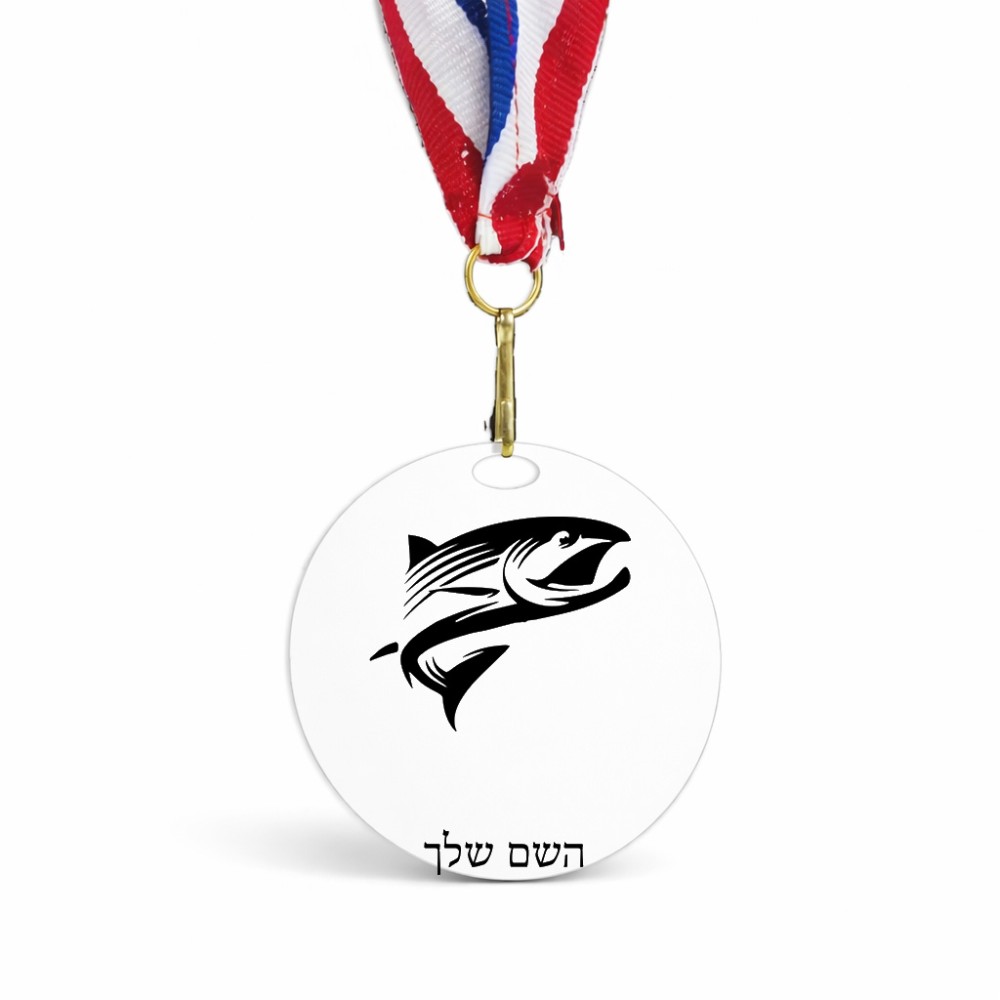 מדליה מעץ בעיצוב אישי עם השם שלך בעיצוב לדוג גודל 6.5 × 6.5 ס"מ