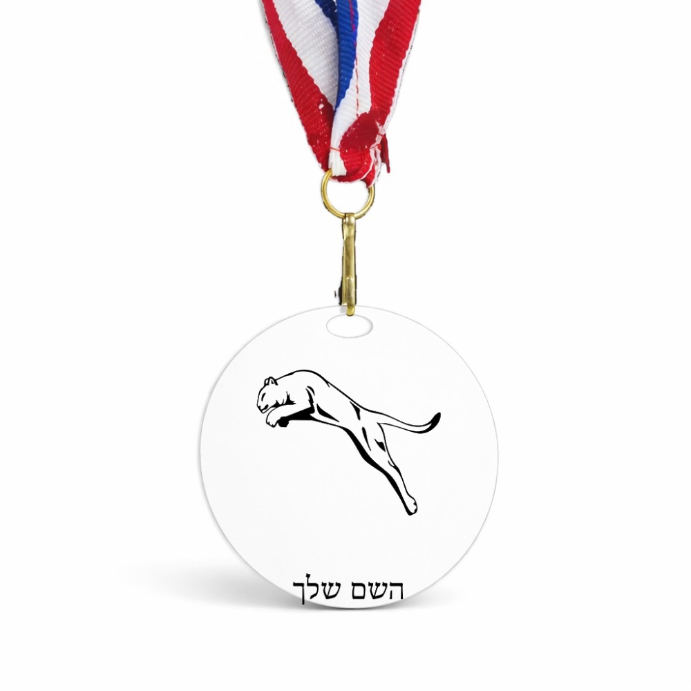 מדליה מעץ בעיצוב אישי עם השם שלך בעיצוב פומה גודל 6.5 × 6.5 ס"מ