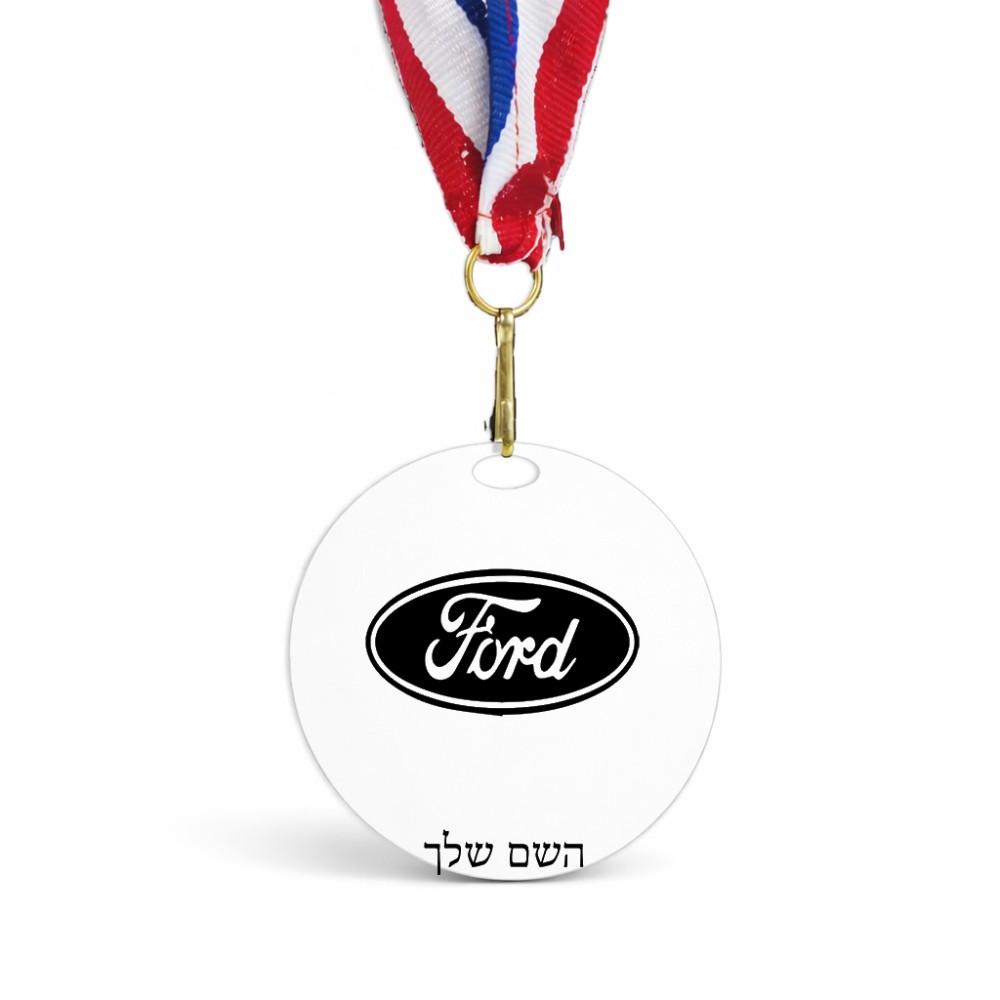מדליה מעץ בעיצוב אישי עם השם שלך בעיצוב לחצות גודל 6.5 × 6.5 ס"מ