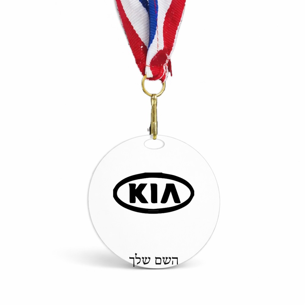 מדליה מעץ בעיצוב אישי עם השם שלך בעיצוב קיה גודל 6.5 × 6.5 ס"מ