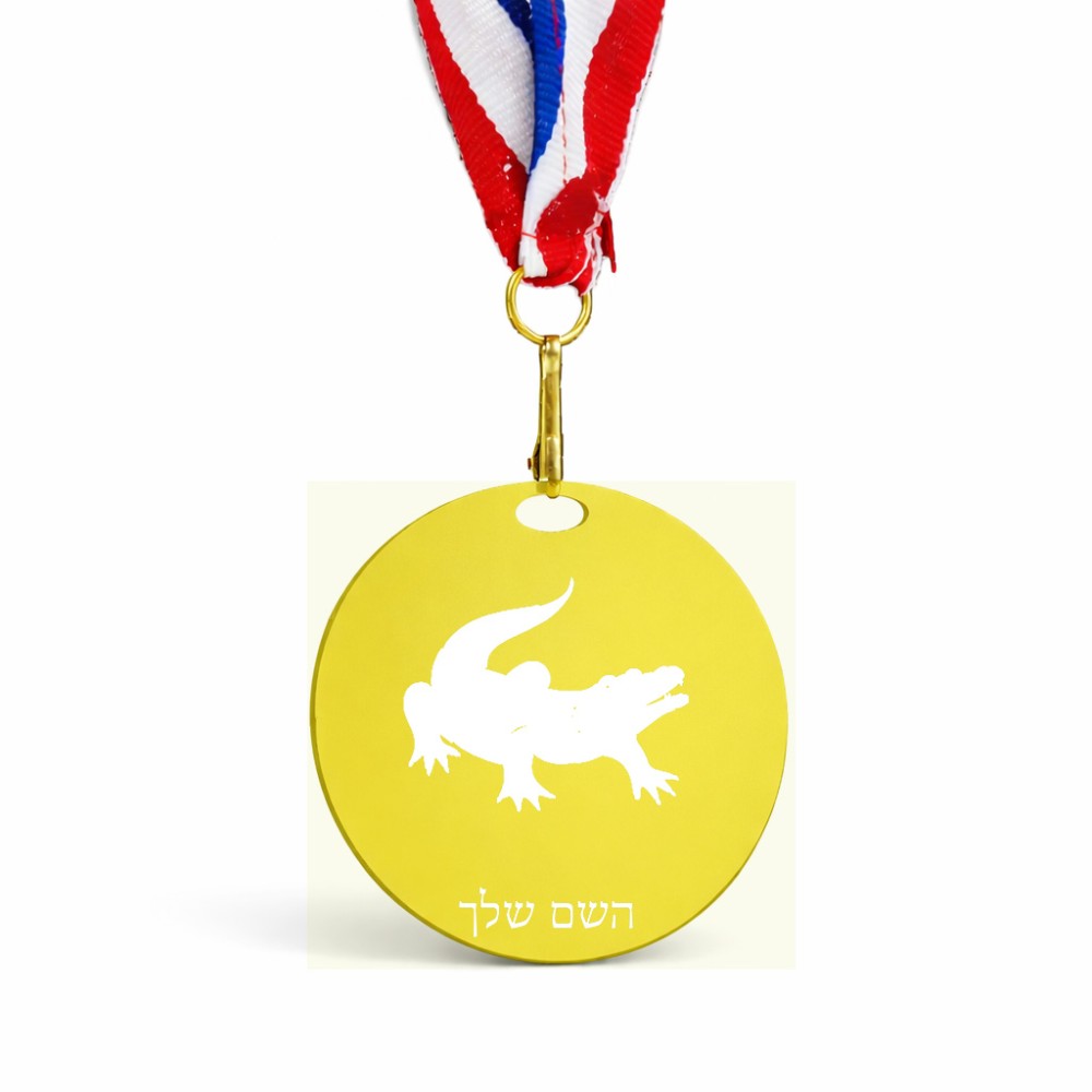מדליה מעץ בעיצוב אישי עם השם שלך בעיצוב תנין גודל 6.5 × 6.5 ס"מ