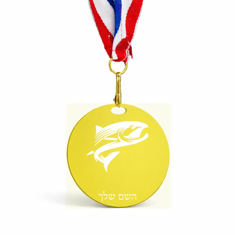 מדליה מעץ בעיצוב אישי עם השם שלך בעיצוב לדוג גודל 6.5 × 6.5 ס"מ